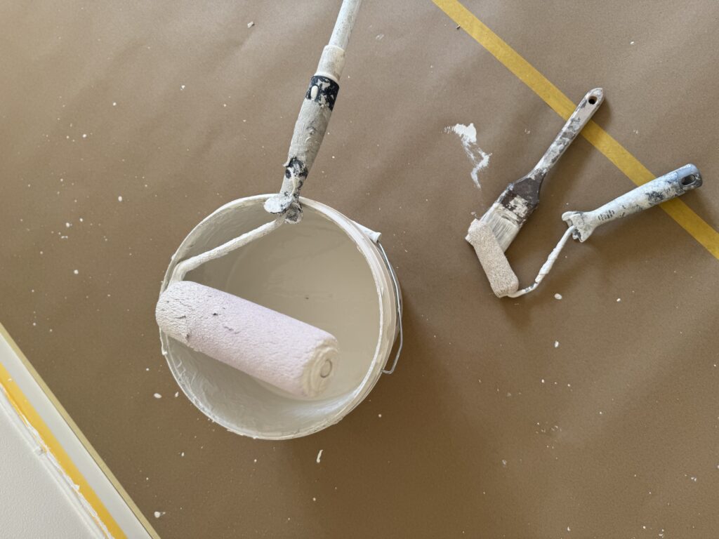 Målar verktyg som ligger på marken